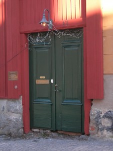 Vad döljer sig månne innanför porten?